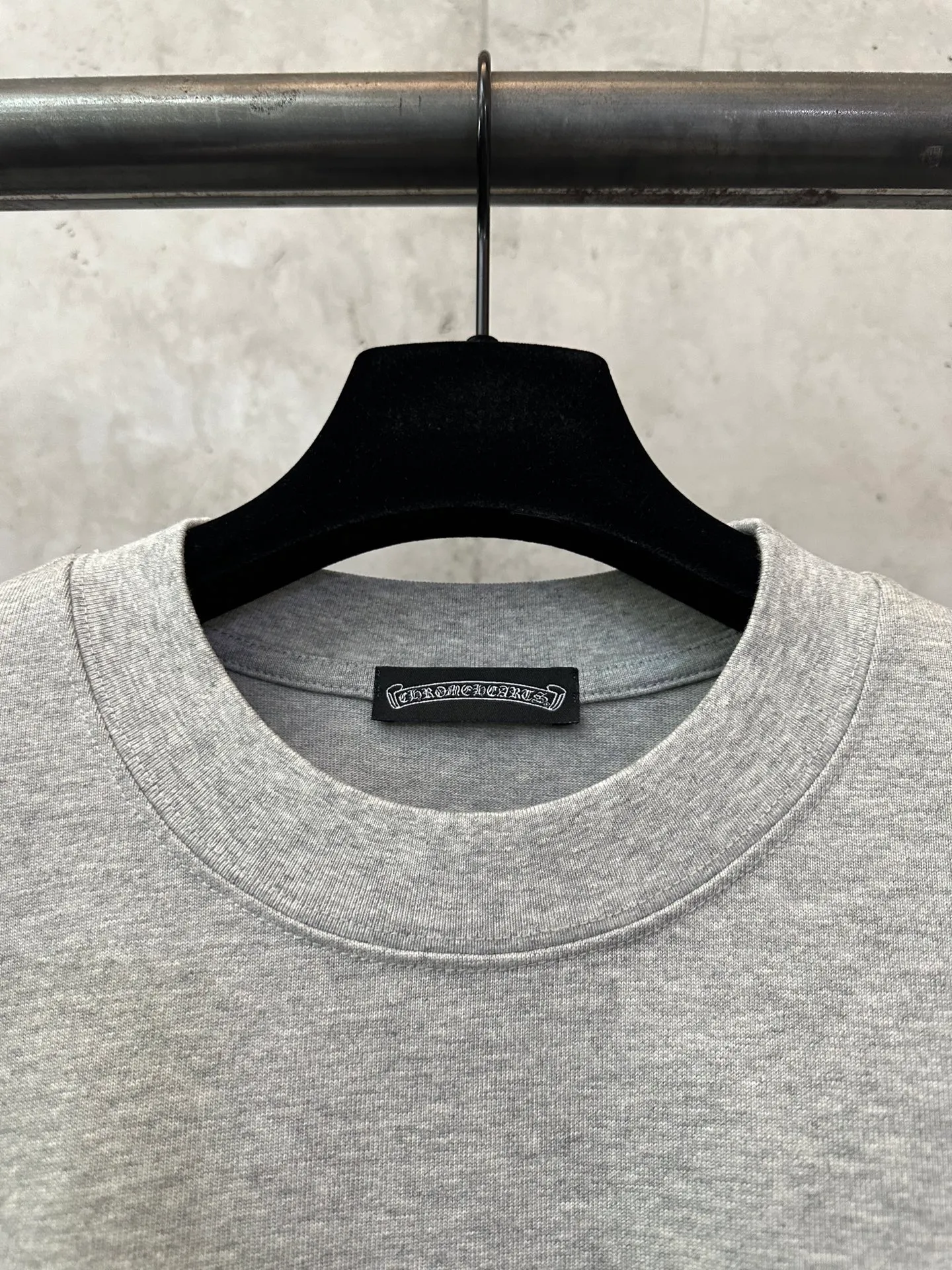 P270 Chrome Hearts 25ss classic Sanskrit gray letter round neck short-sleeved T-shirt. Fabric is high-definition and super heavy. Cotton double yarn compact Xinjiang cotton. Weight 400g. Paired with 2*2 Salona rib. 420g. Clean cloth. Clear texture. Tight feel. Stiff. High color fastness. No deformation. No discoloration. Customized hardware. Thread. Accessories. Alignment. Same style for men and women. -Color: Black White Gray -Size: XS S M L XL